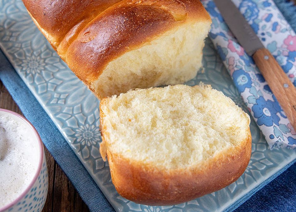 A soft and light water-based brioche bread, easy to prepare and perfect for an authentic-tasting breakfast or snack.
