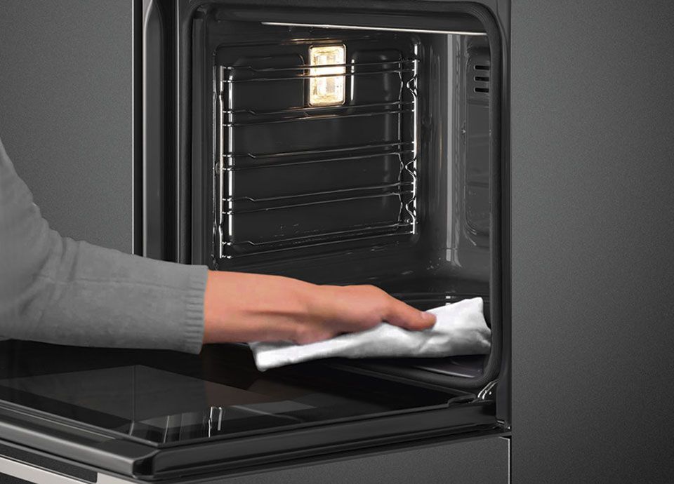 The image shows a Smeg oven being easily cleaned through the pyrolytic function.