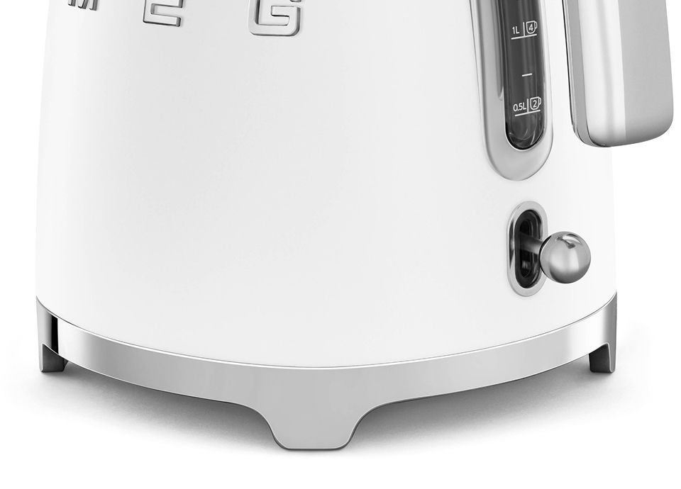 Close-up of a white matt-finish kettle base and chrome power lever, highlighting the refined matte texture.