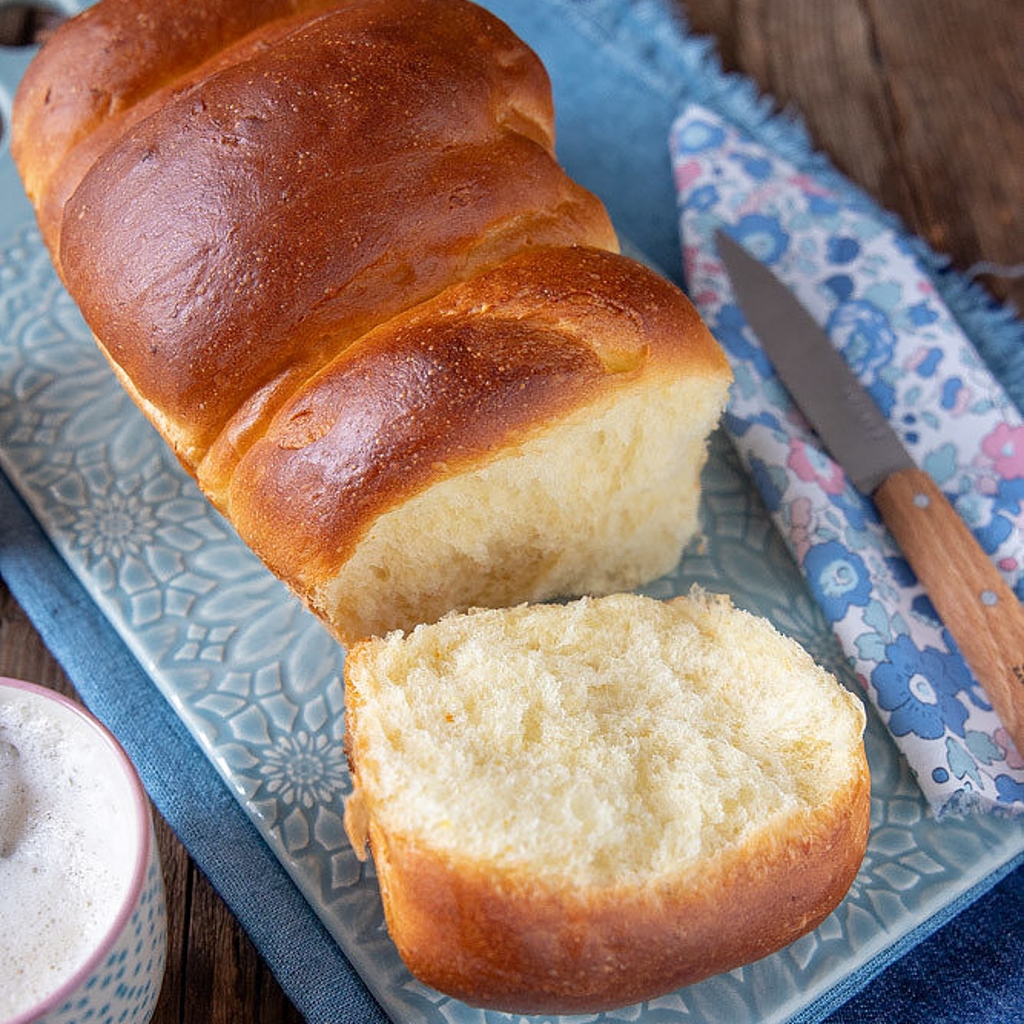 A soft and light water-based brioche bread, easy to prepare and perfect for an authentic-tasting breakfast or snack.